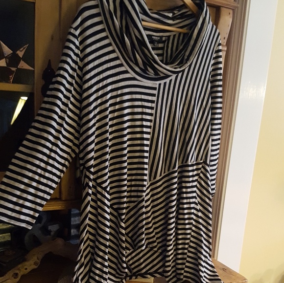 Asymmetrical Striped Tunic by Premise Studio - Picture 3 of 8
